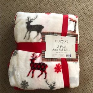 Set of 2 Beautiful Super Soft Throw Blankets